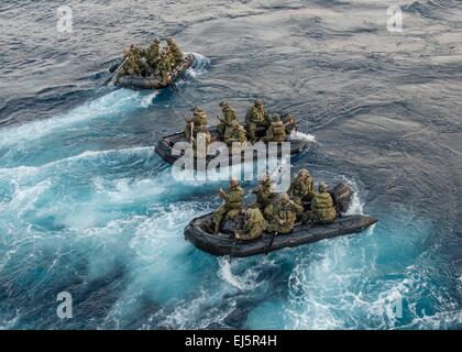 US-Marines aus dem 31. Marine Expeditionary Unit starten Combat Rubber Raiding Craft vom Deck der amphibischen Transportschiff der Dock USS Green Bay gut 11. März 2015 in das Ostchinesische Meer. Stockfoto