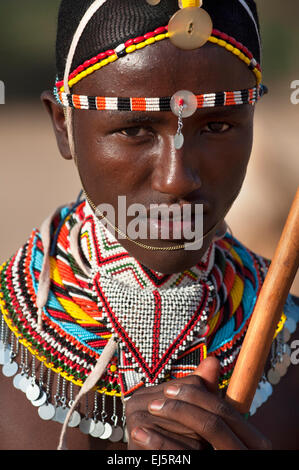 Ein Samburu Moran (Krieger) mit Perlenketten und Kopfschmuck, South Horr, Kenia Stockfoto