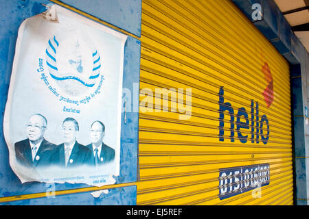 Eine zerfetzte Kampagne Zeichen unterstützen die Kambodschaner Volkspartei (CPP) hängt an einer Wand in Kampong Cham, Kambodscha. Stockfoto