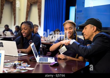 US-Präsident Barack Obama Faust Beulen Mittelschule Student bei einem "Hour of Code" Ereignis teilzunehmen um Computer Science Education Week in der Eisenhower Executive Office Building 8. Dezember 2014 in Washington, DC zu Ehren. Stockfoto