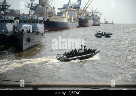 US-spezielle Operatoren Kommandos arbeiten neben Mitgliedern des kamerunischen Soforteinsatzteams Bataillons während Besuch, Board, Durchsuchung und Beschlagnahme training 12. März 2015 in den Hafen von Douala, Kamerun. Speerspitze ist auf eine geplante Bereitstellung in die USA 6. Flotte Einsatzgebiet zur Unterstützung der internationalen Zusammenarbeit Kapazitäten Programm Afrika Partnerschaft Station. Stockfoto