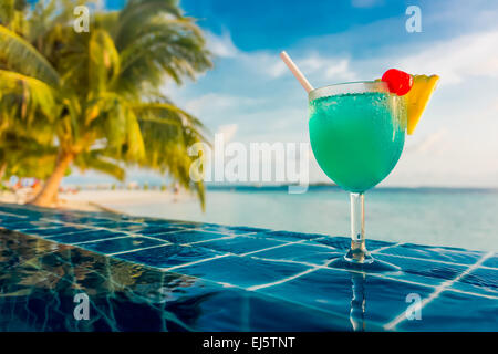 Cocktail am Pool auf dem Hintergrund des Indischen Ozeans, Malediven. Stockfoto