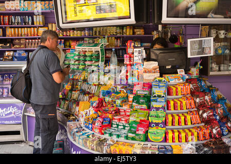 Argentinien, Buenos Aires, Retiro, Suipacha, Bonbons und Süßigkeiten an der Straßenecke Shop-Zähler Stockfoto