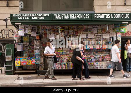 Argentinien, Buenos Aires, Retiro, News Anbieter, viele doppelt so illegale Wechselstuben Stockfoto