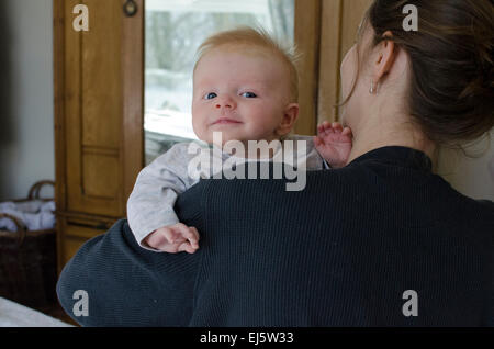 Einen kleinen Jungen mit seiner Mutter. Stockfoto