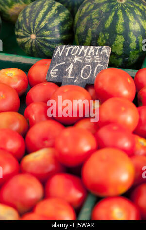 Gemüse Stall auf einem Bauernmarkt in Griechenland Stockfoto