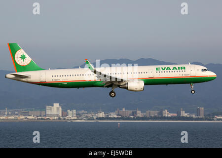Osaka Kansai, Japan - 24. Mai 2014: An EVA Air Airbus A321 mit der Registrierung B-16209 nahenden Osaka Kansai Airport (KIX) Stockfoto