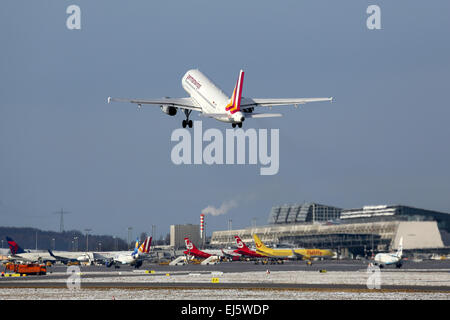 Stuttgart, Deutschland - 31. Januar 2015: A Germanwings Airbus A319 mit der Registrierung D-AGWI ausziehen aus Stuttgart Flughafen Stockfoto