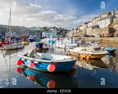 Kleine Fischerboote im historischen Hafen von Mevagissey Cornwall England UK Europe Stockfoto