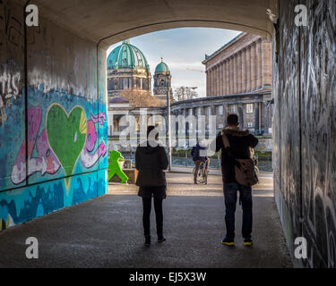 Blick auf die Museumsinsel und Berliner Dom, Berliner Dom, durch Graffiti bedeckt Bahnunterführung, Mitte, Berlin Stockfoto
