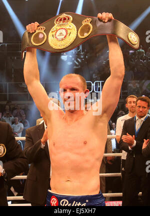 Titelverteidiger Juergen Braehmer Deutschlands feiert seinen Sieg gegen Herausforderer Robin Krasniqi Deutschlands im Kampf um den WBO-Inter-Continental Light Heavyweight Championship-Titel in Rostock, Deutschland, 21. März 2015. Foto: BERND WUESTNECK/dpa Stockfoto