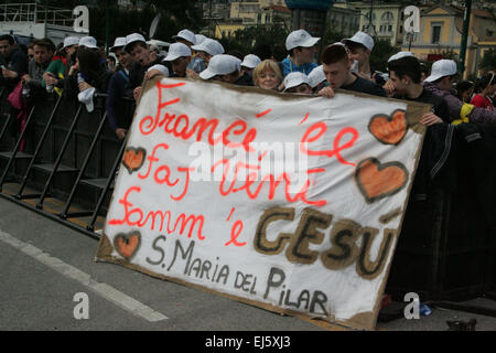 Neapel, Italien. 21. März 2015. Papst Francis besucht eines der gefährlichsten Viertel von Neapel und beraten die Bewohner nicht zu lassen, organisierte Kriminalität der Hoffnung berauben. Die Papst-Tour ist im Herzen der Hauptstadt von Kampanien aus Pompeji von Scampia. Bildnachweis: Salvatore Esposito/Pacific Press/Alamy Live-Nachrichten Stockfoto