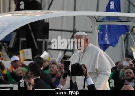 Neapel, Italien. 21. März 2015. Papst Francis besucht eines der gefährlichsten Viertel von Neapel und beraten die Bewohner nicht zu lassen, organisierte Kriminalität der Hoffnung berauben. Die Papst-Tour ist im Herzen der Hauptstadt von Kampanien aus Pompeji von Scampia. Bildnachweis: Salvatore Esposito/Pacific Press/Alamy Live-Nachrichten Stockfoto