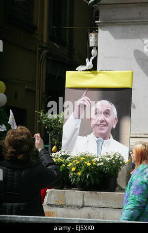 Neapel, Italien. 21. März 2015. Papst Francis besucht eines der gefährlichsten Viertel von Neapel und beraten die Bewohner nicht zu lassen, organisierte Kriminalität der Hoffnung berauben. Die Papst-Tour ist im Herzen der Hauptstadt von Kampanien aus Pompeji von Scampia. Bildnachweis: Salvatore Esposito/Pacific Press/Alamy Live-Nachrichten Stockfoto