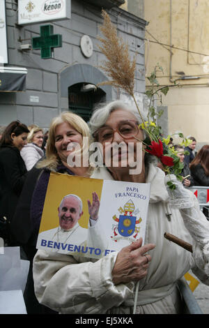 Neapel, Italien. 21. März 2015. Papst Francis besucht eines der gefährlichsten Viertel von Neapel und beraten die Bewohner nicht zu lassen, organisierte Kriminalität der Hoffnung berauben. Die Papst-Tour ist im Herzen der Hauptstadt von Kampanien aus Pompeji von Scampia. Bildnachweis: Salvatore Esposito/Pacific Press/Alamy Live-Nachrichten Stockfoto