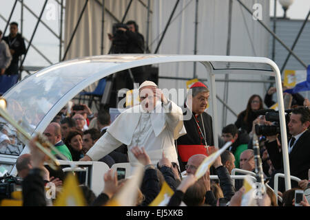 Neapel, Italien. 21. März 2015. Papst Francis besucht eines der gefährlichsten Viertel von Neapel und beraten die Bewohner nicht zu lassen, organisierte Kriminalität der Hoffnung berauben. Die Papst-Tour ist im Herzen der Hauptstadt von Kampanien aus Pompeji von Scampia. Bildnachweis: Salvatore Esposito/Pacific Press/Alamy Live-Nachrichten Stockfoto