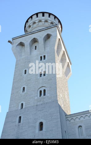 Architektur Detail aus einem Turm einer Burg vor blauem Himmel Stockfoto