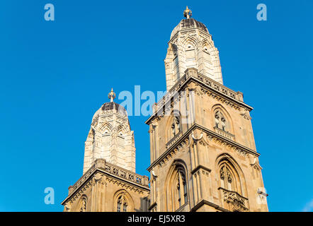 Die Türme der das Grossmünster in Zürich im letzten Sonnenlicht Stockfoto