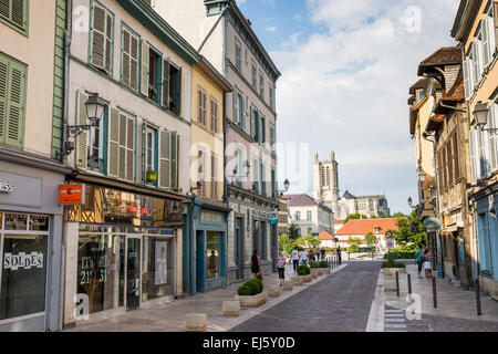 Frankreich: TROYES(Aube) Region Champagne. Rue de Troyes. Die Kathedrale von St. Peter und Paul Hintergrund. Stockfoto