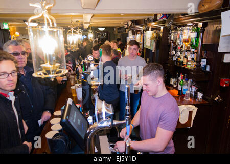 Rugby-Fan-Publikum / Fans im überfüllten beschäftigt bar - The Barmy Arms Pub / public House. Twickenham UK; beliebt an Spieltagen. Stockfoto