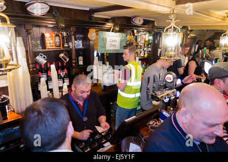 Rugby-Fan-Publikum / Fans im überfüllten beschäftigt bar - The Barmy Arms Pub / public House. Twickenham UK; beliebt an Spieltagen. Stockfoto