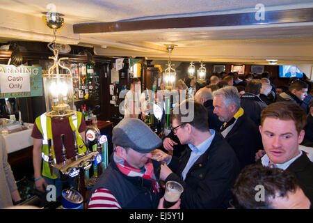 Rugby-Fan-Publikum / Fans im überfüllten beschäftigt bar - The Barmy Arms Pub / public House. Twickenham UK; beliebt an Spieltagen. Stockfoto