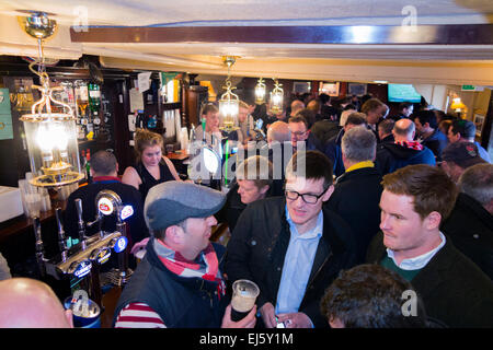 Rugby-Fan-Publikum / Fans im überfüllten beschäftigt bar - The Barmy Arms Pub / public House. Twickenham UK; beliebt an Spieltagen. Stockfoto