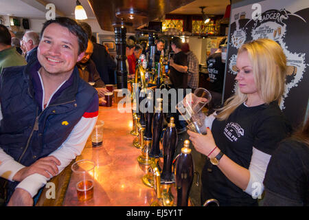 Rugby-Fan bei Bar inside The Eel Pie Pub / öffentlichen Haus / Taverne. Kirche St. Twickenham UK; beliebt bei den Rugby-Fans an den Spieltagen Stockfoto