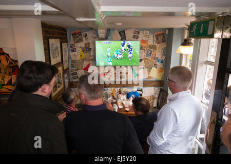 Rugby-Fans & TV inside The Eel Pie Pub / öffentlichen Haus / Taverne. Kirche St. Twickenham UK; beliebt bei den Rugby-Fans an den Spieltagen Stockfoto