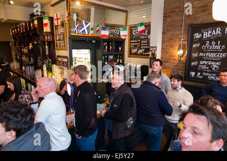 Rugby-Fan-Publikum / Fans bei voll beschäftigt, bar - Pub The Bear / public House. Twickenham UK; beliebt an Spieltagen. Stockfoto