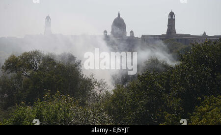 Neu-Delhi. 22. März 2015. Rauch steigt aus der Verbindung des indischen Parlaments, nachdem ein Feuer im Werk eine Klimaanlage in Delhi, Indien, 22. März 2015 ausbrach. Ein massives Feuer brach am Sonntagnachmittag auf dem indischen Parlament riesigen Gelände. © Xinhua/Alamy Live-Nachrichten Stockfoto