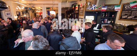 Rugby-Fan-Publikum / Fans bei voll beschäftigt, bar - Pub The Bear / public House. Twickenham UK; beliebt an Spieltagen. Stockfoto