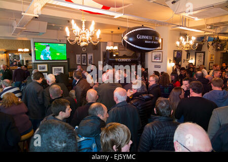 Rugby-Fan-Publikum / Fans bei voll beschäftigt, bar - Pub The Bear / public House. Twickenham UK; beliebt an Spieltagen. Stockfoto