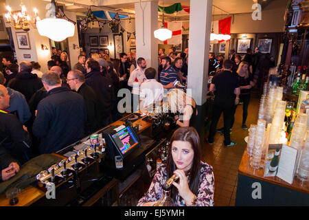 Bar und Bardame / Mitarbeiter / Barmann Mann & Rugby-fan Fans beschäftigt The Bear Pub / public House. Twickenham UK; beliebt an Spieltagen. Stockfoto