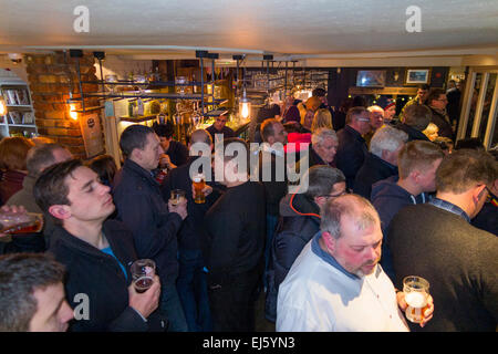 Rugby-Fan-Fans genießen, trinken / Fernsehen im belebten Prince Blucher Pub / öffentlichen Haus Twickenham. UK: beliebte an Spieltagen Stockfoto