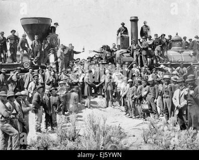 Der Spatenstich für das fahren von der golden Spike an Vorgebirge-Gipfel, Utah am 10. Mai 1869; Fertigstellung der ersten transkontinentalen Eisenbahn. In der Mitte links schüttelt Samuel S. Montague, Central Pacific Railroad, Hände mit Grenville M. Dodge, Union Pacific Railroad (Mitte rechts). Stockfoto