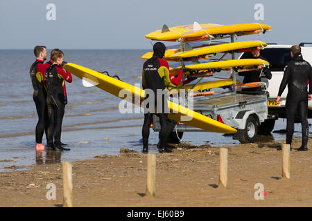 Rettungsschwimmer Off-Road Strand & Trail Patrouille Rettungsfahrzeug Ainsdale, Merseyside, Southport, Großbritannien. März 2015, 22nd. UK Wetter: RNLI Freiwillige Rettungsschwimmer üben Rettungstraining & Erholung am Strand bei Flut. Surf Lifesaving ist ein Sport, der Leben retten simuliert und aus verschiedenen Rennen besteht – Schwimmen, Boardpaddeln und Ski-Paddeln. Simulierte Rettungen werden verwendet, um das Reagieren unter verschiedenen Bedingungen zu üben. Stockfoto