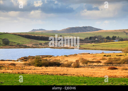 Blick über den Colliford See mit Brown Willy und grobe Tor Hügeln in der Ferne, dem höchsten und zweiten höchsten Punkt in Cornwall Stockfoto