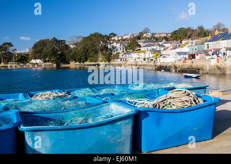 Ausrüstung für die Fischerei im küstennahen Dorf von Flushing am Fluss Penryn, Teil der Carrick Straßen Cornwall England UK Europa Stockfoto