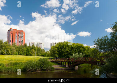 Hölzerne Brücke über den Fluss Yauza in Moskau Stockfoto