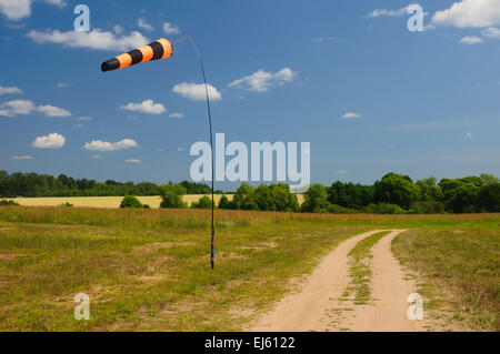 Gestreifte Windsack zeigt die Richtung des Windes Stockfoto
