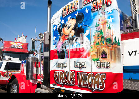 Southport, Merseyside, England. 22. März 2015. Der All-menschlichen Zirkus spektakulär, im Besitz von zeigen Regisseure John Courtney und Stephen Courtney Handel wie Vegas/American Circus Circus in SOUTHPORT, die Reisende Show, produziert durch des berühmte Uncle Sams Great American Circus, angekommen Touren für zehn Monate im Jahr.  Es ist eine irische Organisation, aber seiner Star-spangled Auswahl an amerikanischen Kenworth und Peterbilt LKW Aussehen der Teil eingerichtet, wenn sie in die Stadt Rollen. Bildnachweis: Cernan Elias/Alamy Live-Nachrichten Stockfoto