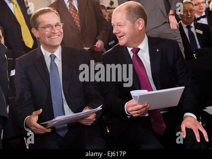 Mayor of Hamburg Olaf Scholz (R) vor der Eröffnung der Generalversammlung des Deutschen Olympischen Sport Bundes (DOSB) mit dem Bürgermeister von Berlin, Michael Mueller, in der Paulskirche in Frankfurt Am Main, Deutschland, 21. März 2015. Hamburg im deutschen Anmeldung Duell mit Berlin durchgesetzt und wird nun sein offiziell abgeschickt, um das internationale Rennen für die Sommerspiele 2024. Foto: Christoph Schmidt/dpa Stockfoto