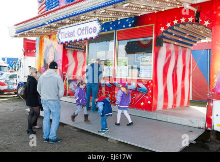 Southport, Merseyside, England. 22. März 2015. Der All-menschlichen Zirkus spektakulär, im Besitz von zeigen Regisseure John Courtney und Stephen Courtney Handel wie Vegas/American Circus Circus in SOUTHPORT, die Reisende Show, produziert durch des berühmte Uncle Sams Great American Circus, angekommen Touren für zehn Monate im Jahr.  Es ist eine irische Organisation, aber seiner Star-spangled Auswahl an amerikanischen Kenworth und Peterbilt LKW Aussehen der Teil eingerichtet, wenn sie in die Stadt Rollen. Bildnachweis: Cernan Elias/Alamy Live-Nachrichten Stockfoto