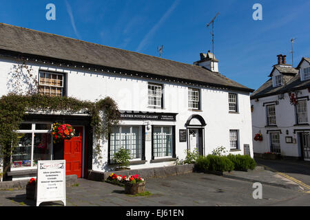 Hawkshead Dorf Lake District England uk mit Galerie ein schönen sonnigen Tag beliebtes Touristenziel schöne platzieren Stockfoto