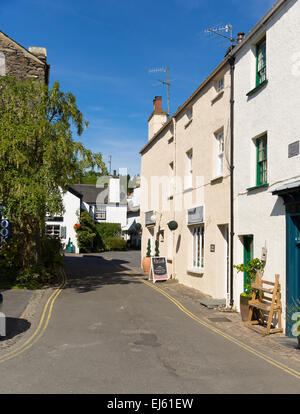 Hawkshead Dorf Straße englischen Lake District England Großbritannien an einem schönen sonnigen Sommertag Stockfoto