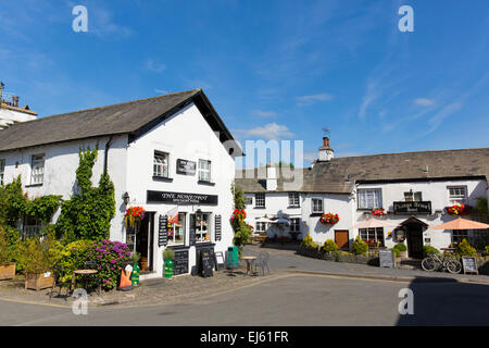 Hawkshead Dorfstraße mit Shop und Pub im englischen Lake District England Großbritannien an einem schönen sonnigen Sommertag Stockfoto