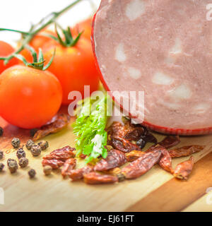 Italienische Mortadella Bologna mit Tomaten und Gemüse Stockfoto