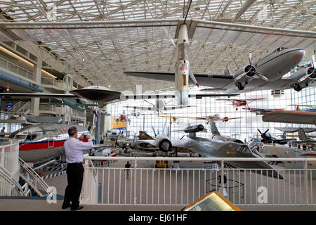 Museum der Flug in Seattle, Washington, USA. Die T.A. Wilson große Galerie mit mehr als 20 Full-size Flugzeug ausgesetzt. Stockfoto