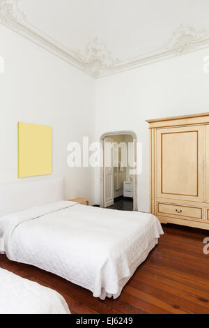 schöne Zimmer in einem historischen Gebäude, Doppelzimmer Stockfoto